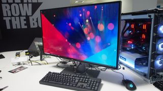 Dell UltraSharp UP3218K står uppställd på ett skrivbord vid en PC-setup.