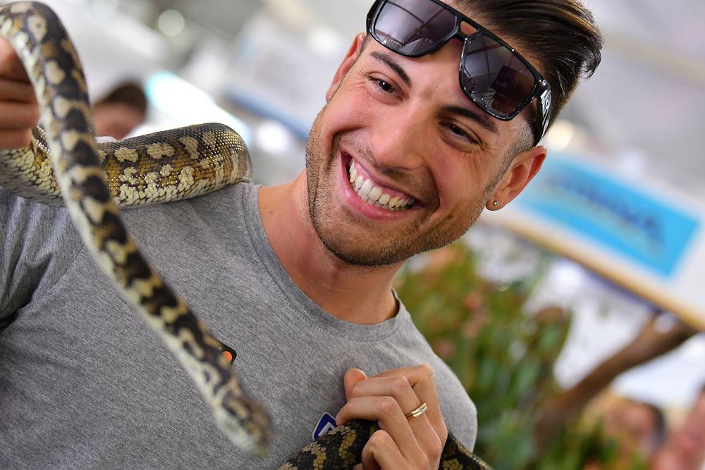 Davide Cimolai meets a local reptile at the 2018 Tour Down Under