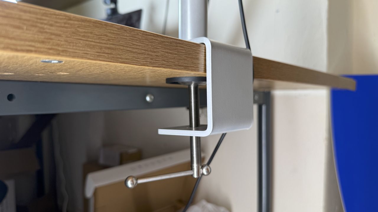 Shot of the Amaran Verge Max&rsquo;s stand clamped to the edge of an office desk