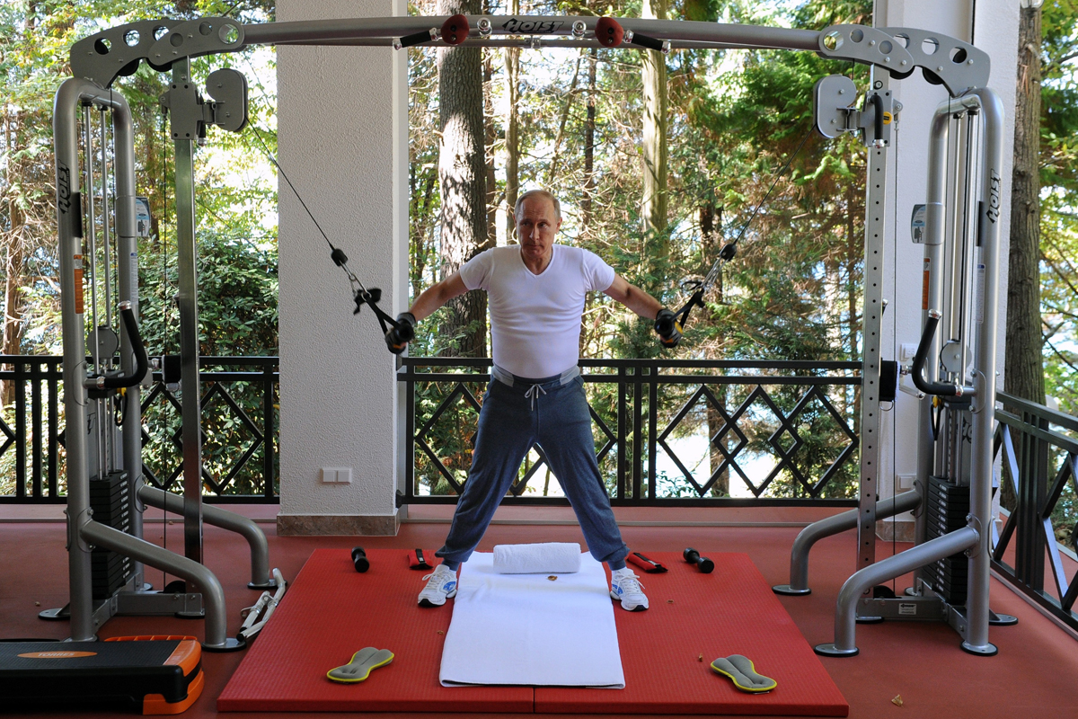 Russias President Vladimir Putin works out at a gym at the Bocharov Ruchei state residence in Sochi on August 30, 2015. AFP PHOTO / RIA NOVOSTI / MIKHAIL KLIMENTYEV(Photo credit should read M