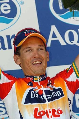 Robbie McEwen (Davitamon-Lotto) happy on the podium