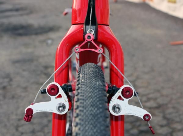 The 1 1/2" lower steerer diameter provides lots of real estate for a big crown and widely spaced legs that leave ample space for mud to pass through.