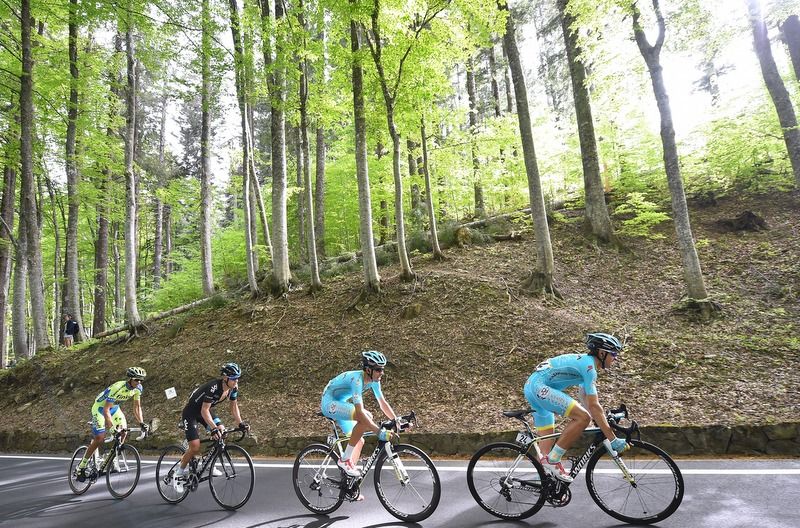The select group of Mikel Landa, Fabio Aru, Richie Porte and Alberto Contador on the climb