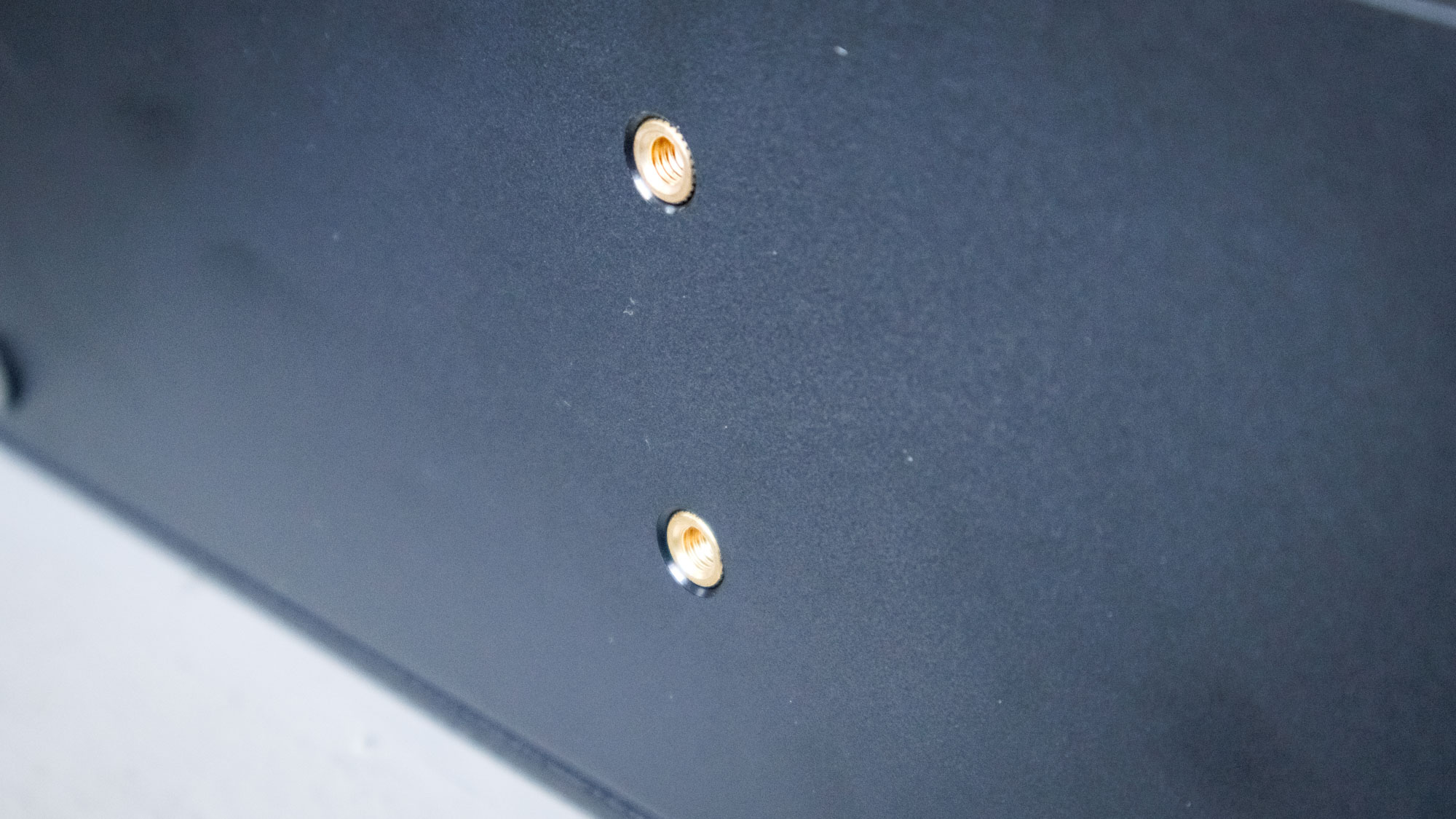 The screw mounts on a Marshall Heston 120 soundbar.