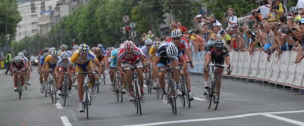 The final sprint, a lunge for the line gives Sebastien Julien the win.