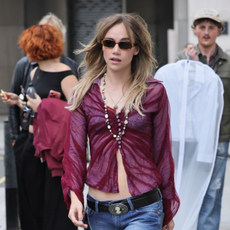 London, UNITED KINGDOM British singer-songwriter and actress Suki Waterhouse looks sensational wearing a sheer top showing off her washboard abs and skinny jeans. Rounded off with Union Jack finger Nails and Queen Elizabeth belt, Suki was promoting new music at BBC Radio One. Pictured: Suki Waterhouse BACKGRID USA 15 JUNE 2026 BYLINE MUST READ: Mattpapz / BACKGRID USA: +1 310 798 9111 / usasales@backgrid.com 