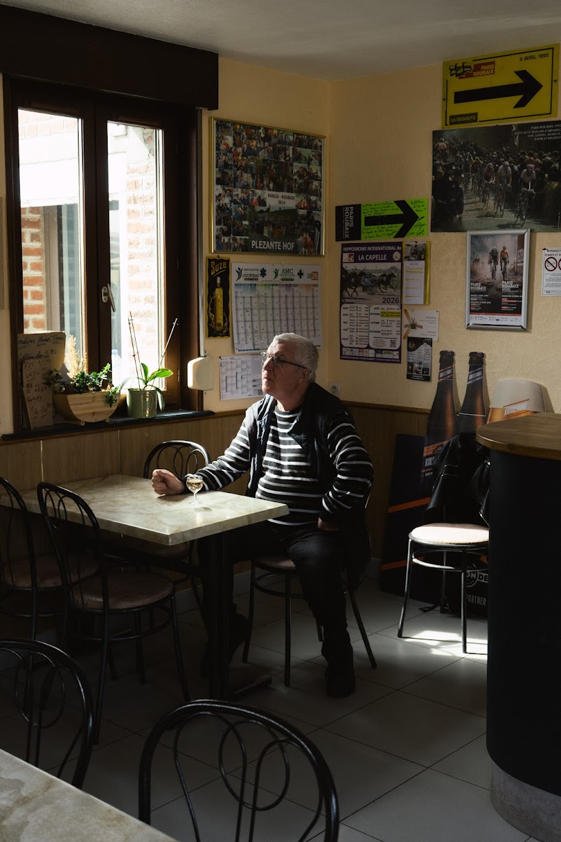 Un hombre toma una copa en casa de Françoise