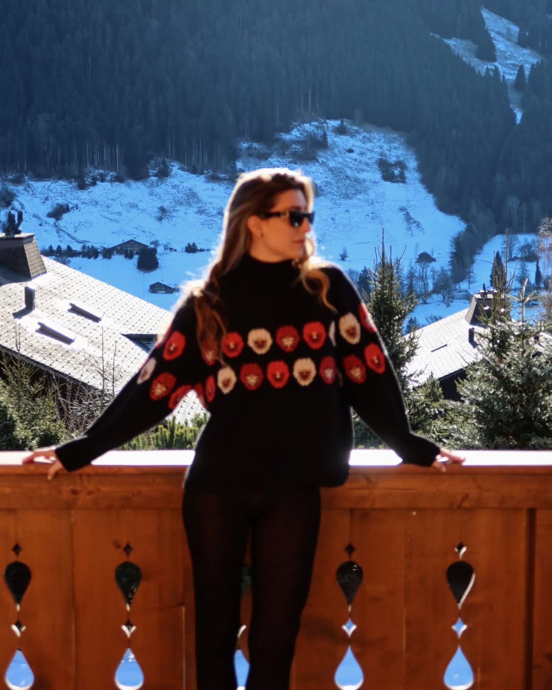 @giorginaclavarino wears navy ski jumper