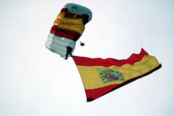 And then there was a final Spanish flag coming down to celebrate the Tour of Spain. The 2008 Vuelta is now officially over.