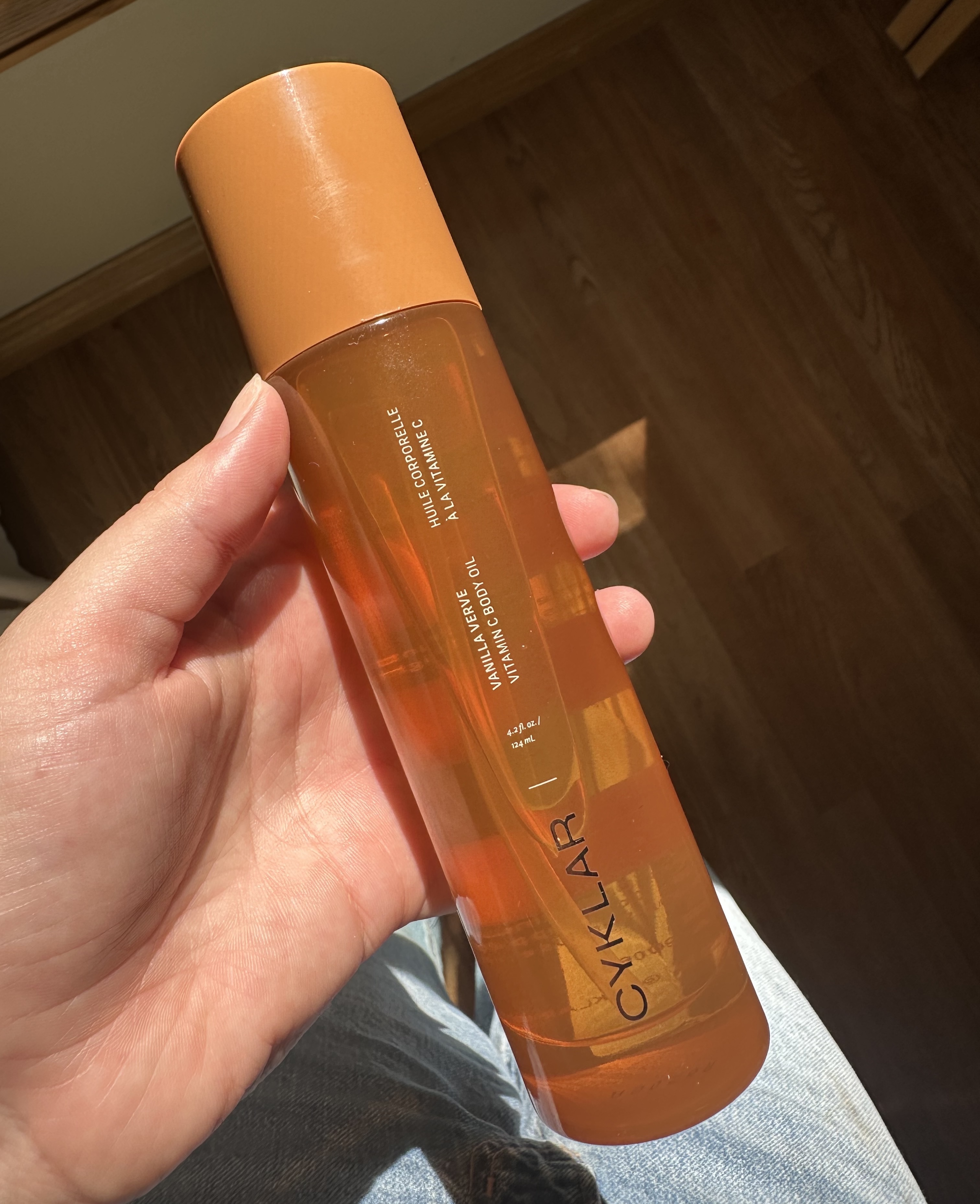 Beauty editor Kaitlyn McLintock holding Cyklar Vanilla Verve Vitamin C Body Oil.