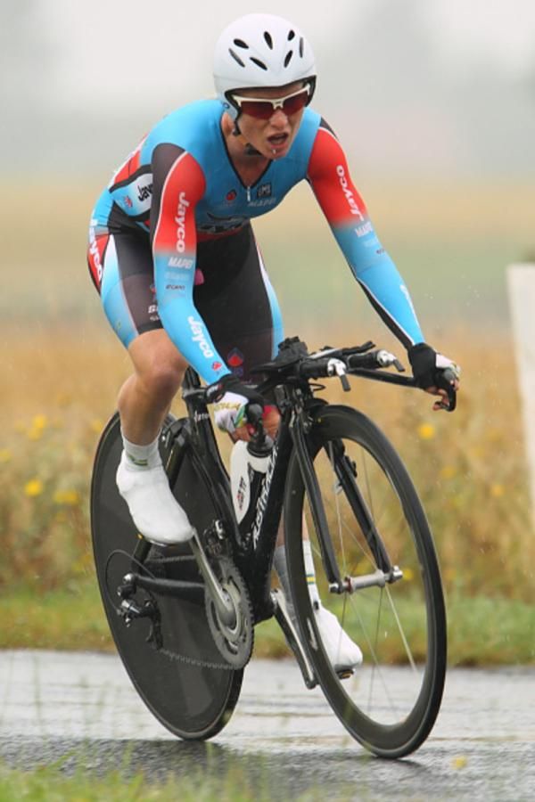 Ruth Corset (Jayco-AIS) takes a rain-soaked corner with 5km to go
