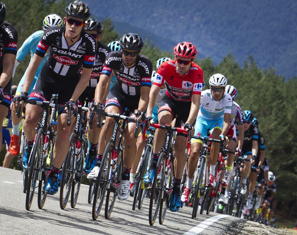 Giant-Alpecin leadsTom Dumoulin early in the race.