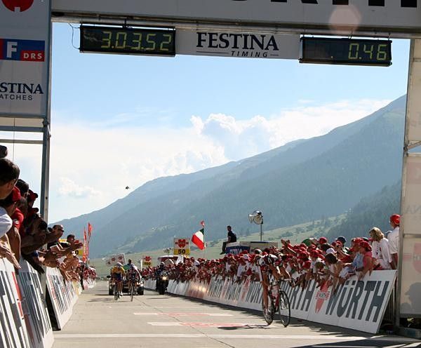 Frank Schleck (Team CSC) comes in for second place.
