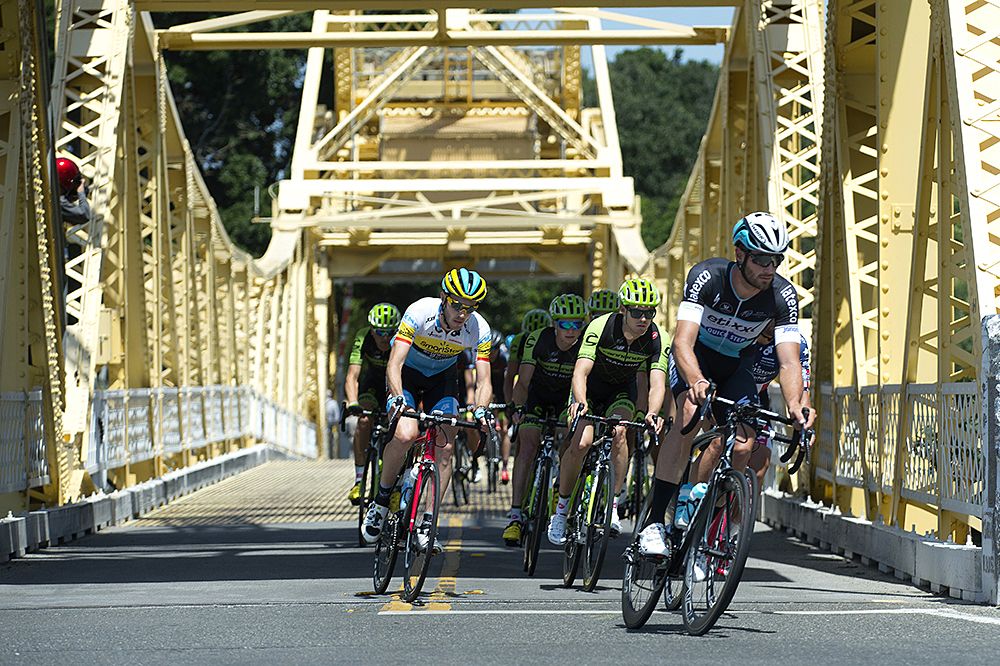 The field racing over the bridge