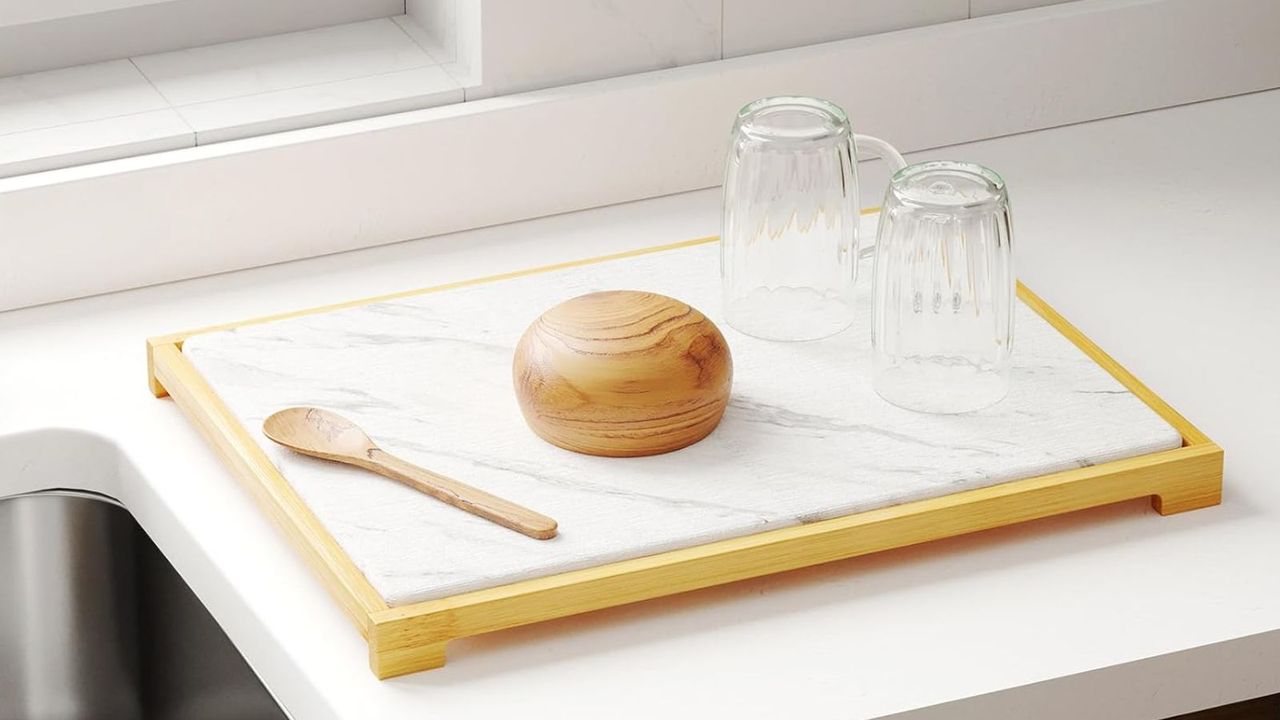 A marble effect drying mat with glasses drying on it