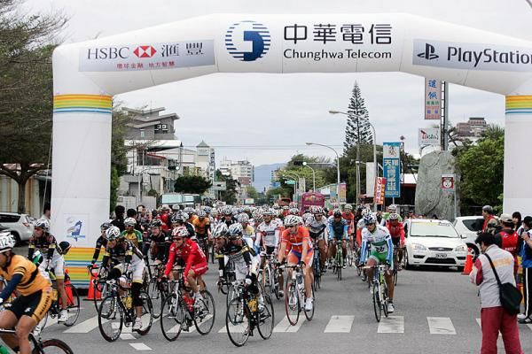 The peloton begins stage 8.