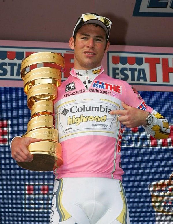 A team effort put Cavendish in the maglia rosa.
