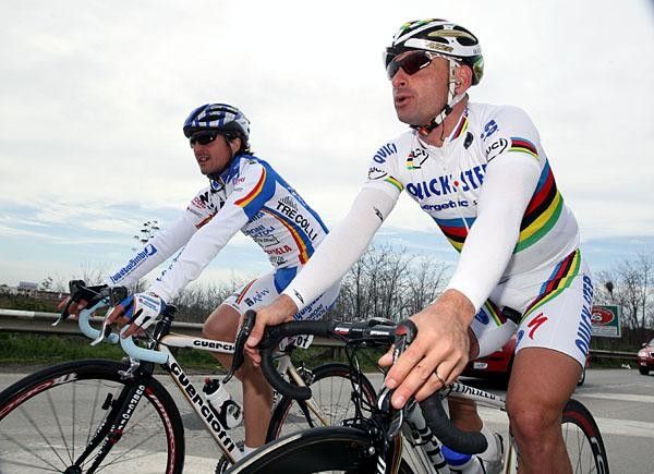 Paolo Bettini and Raffaele Illiano ride tranquilo in the earlier part of the race