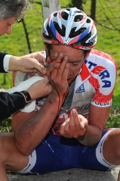 Leif Hoste (Katusha) crashed heavily and suffered injuries to his face.