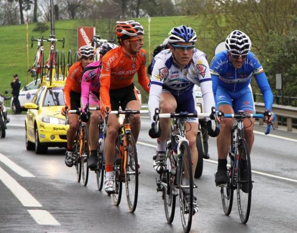 The early break in action at Klasika Primavera de Amorebieta.