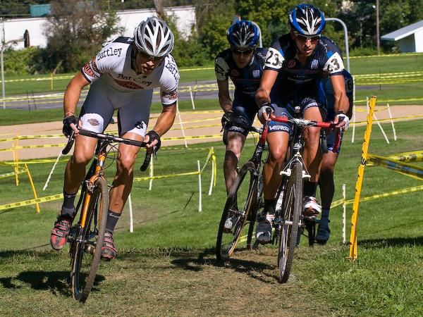 A group fights to stay in contact with the breakaway.