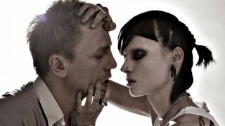 Beste David Fincher-filmer: En mann og en kvinne skal kysse i filmen The Girl With The Dragon Tattoo