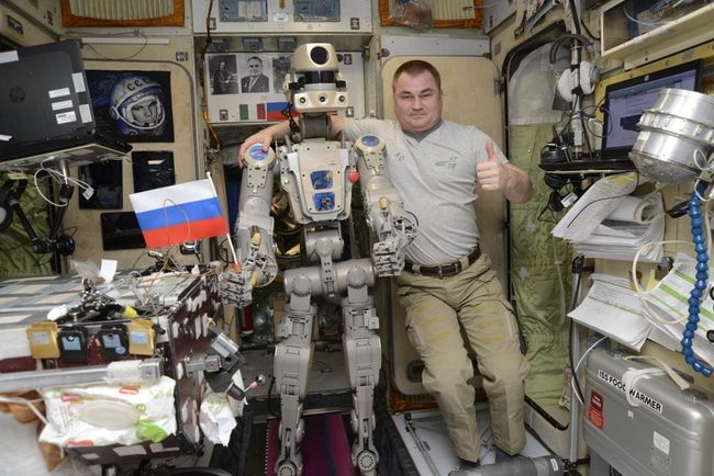 Russia's Humanoid Skybot Robot in Space Commits Twitter Photo Faux-Pas Ahead of Landing