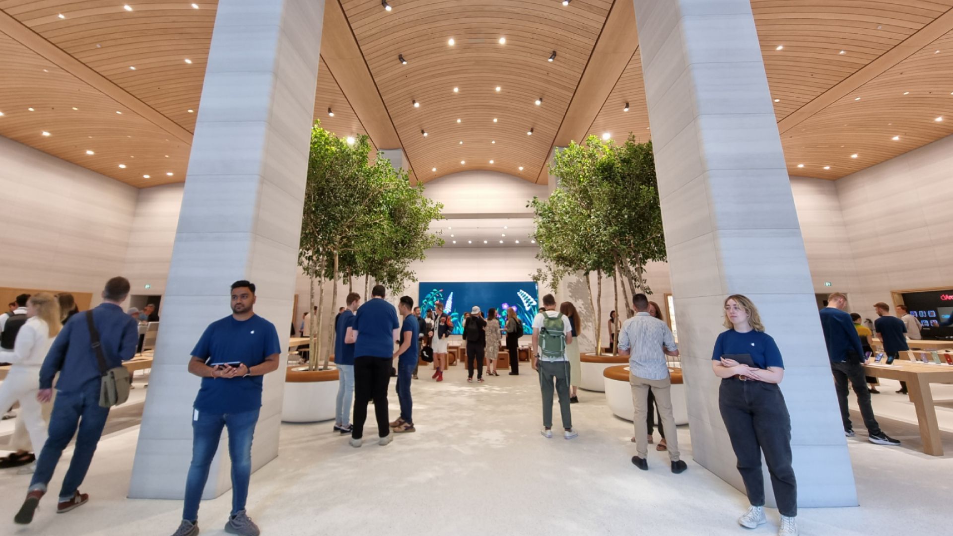 Inside The New Apple Store Brompton Road Where You Wont Have To Wait To Pick Up The New