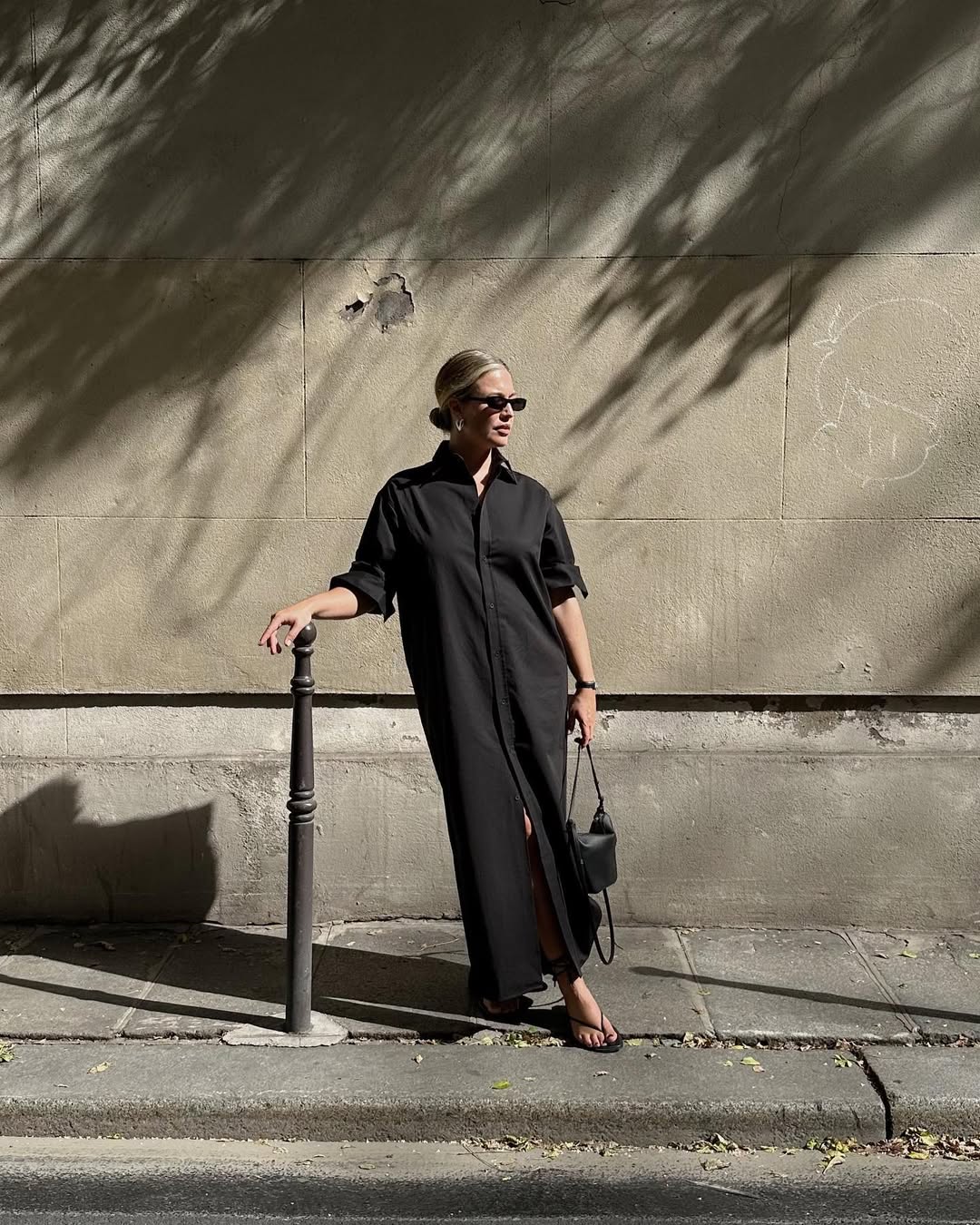 @alexisforeman wears a black skirt dress, flip-flops, shoulder bag and sunglasses
