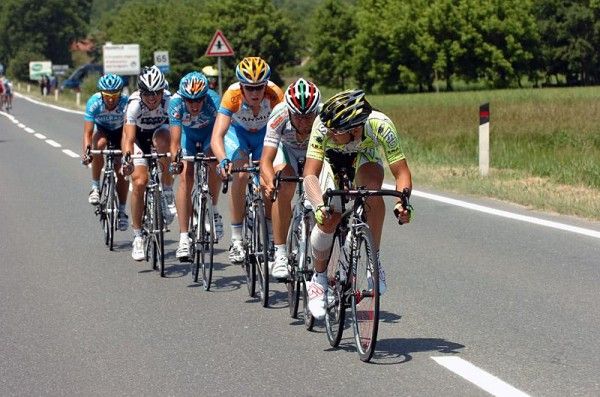 Oscar Gatto (ISD) leads the stage's early break attempt.