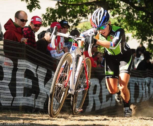 Kaitlin Antonneau (Cannondale) pushing her bike on the run-up