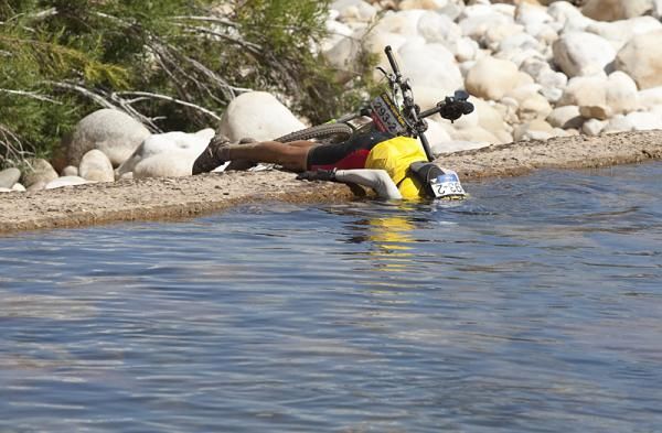 Paulo Brandoa plunges his head into the cool waters fresh fron Jandutoitskloof near Worcester, trying to cool himself down during stage four