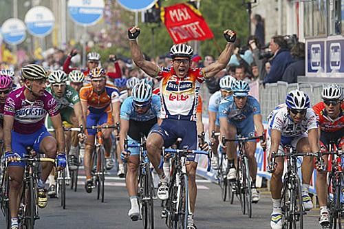 Robbie McEwen (Davitamon-Lotto) wins the stage from Paolo Bettini