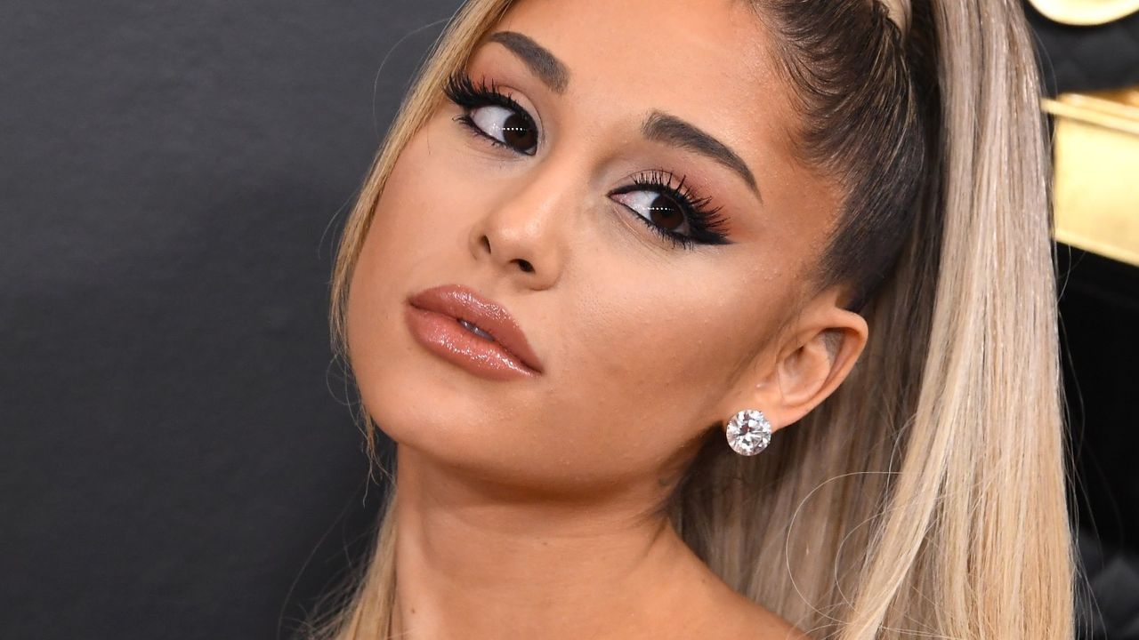 Closeup of Ariana Grande on a red carpet