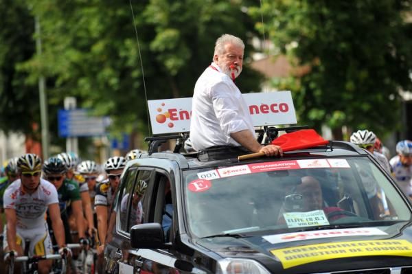 Race director Rob Discart prepares to release the riders.