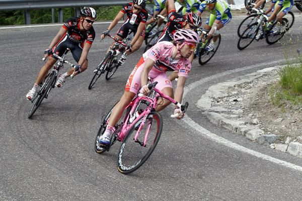 Race leader David Arroyo (Caisse d'Epargne) negotiates a downhill turn.
