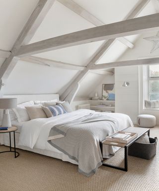 Coastal grandma trend in the bedroom: light, airy and simple