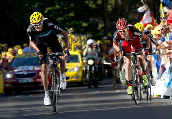 Cadel Evans (BMC) cannot follow the acceleration of Chris Froome (Sky)