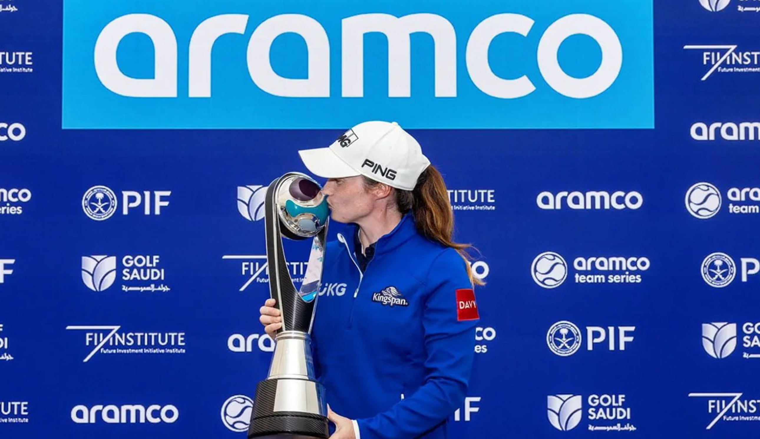 Leona Maguire kisses a trophy