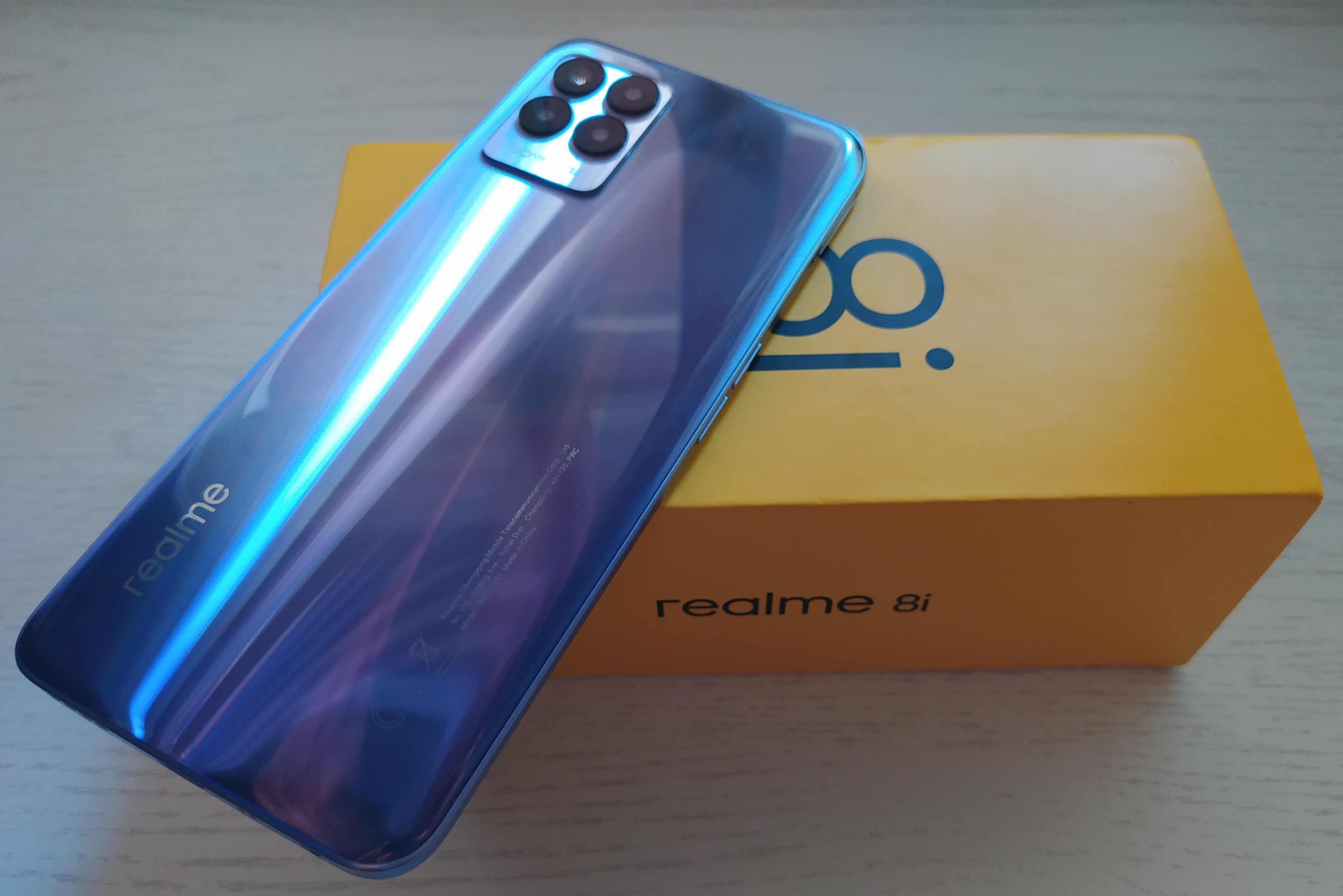 Realme 8i con su caja