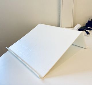 IKEA sin «Isberget» er en enkel versjon av et laptop-stativ til bare 29 kr