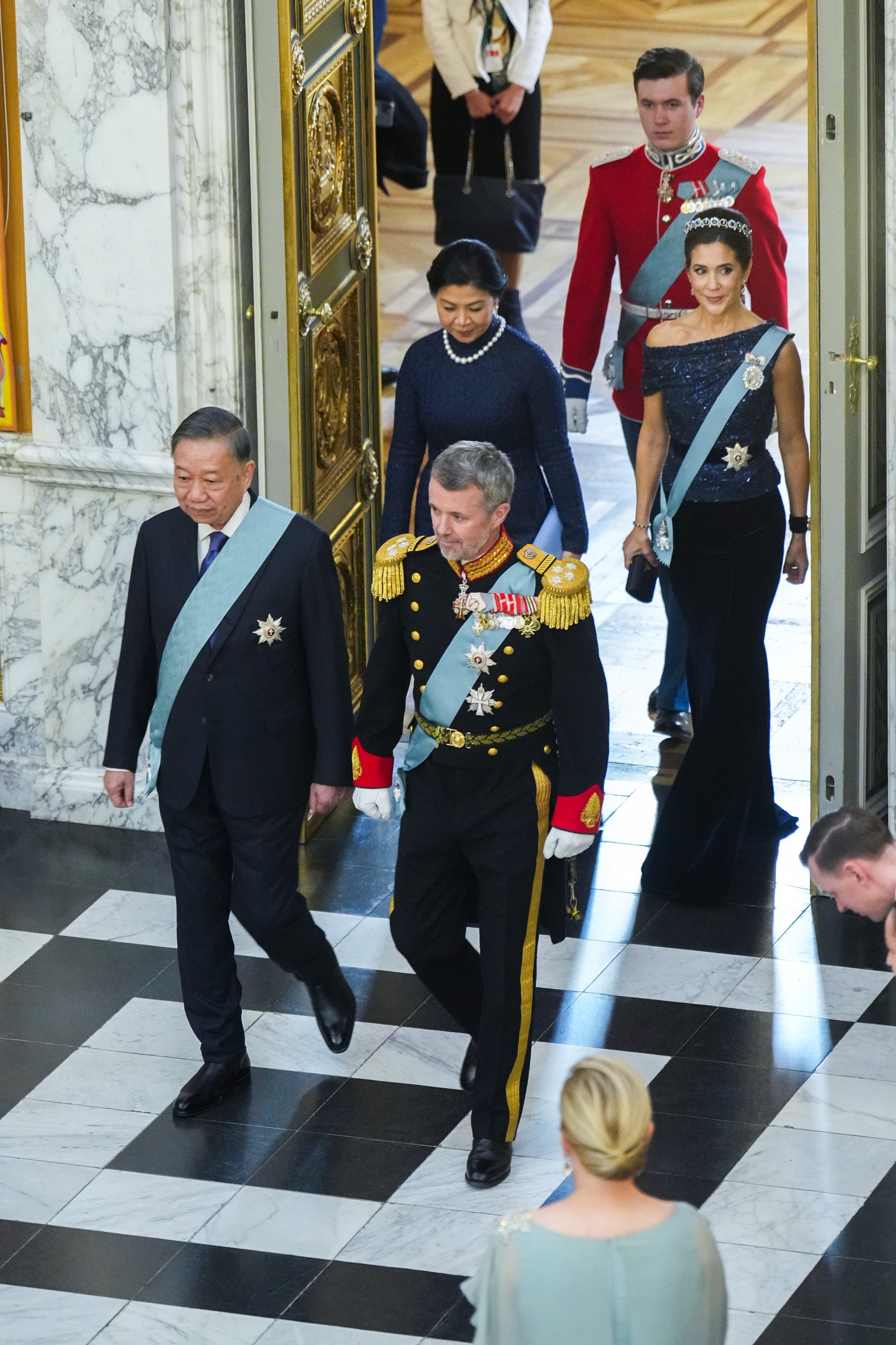 King Frederik, Queen Mary, Crown Prince Christian and the president and first lady of Vietnam walking into a state banquet