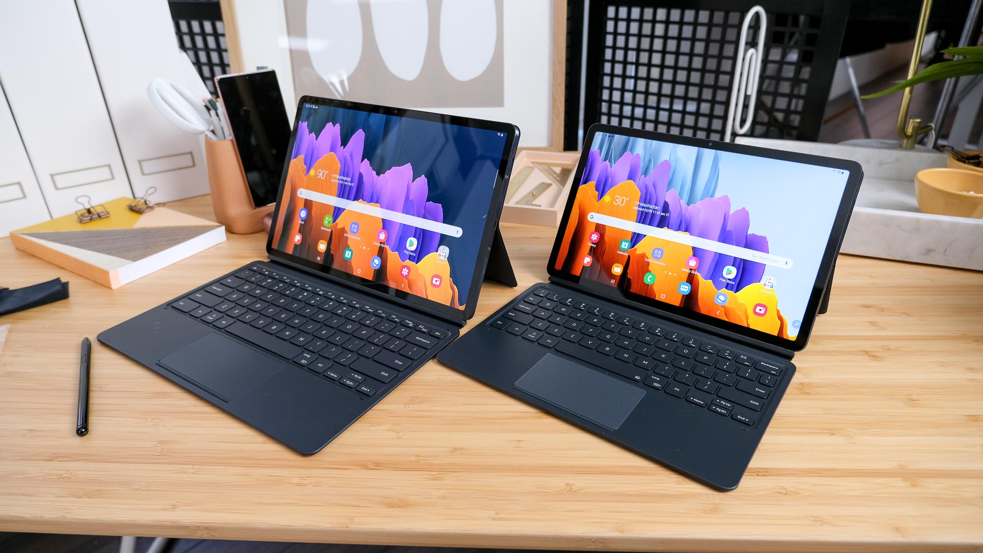 Les Samsung Galaxy Tab S7 Et Galaxy Tab S7 Plus, Étaient Assis Côte À Côte Sur Une Table En Bois Avec Leurs Étuis De Clavier Officiels.