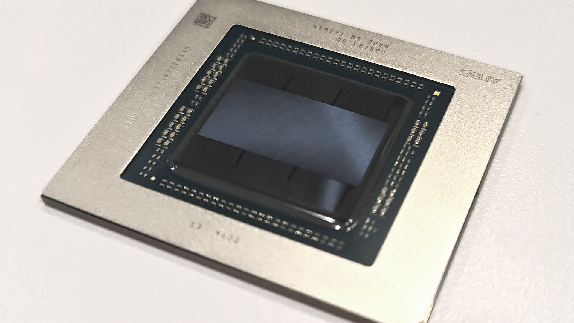 AMDs Navi 31 GPU mit sichtbaren Chiplets