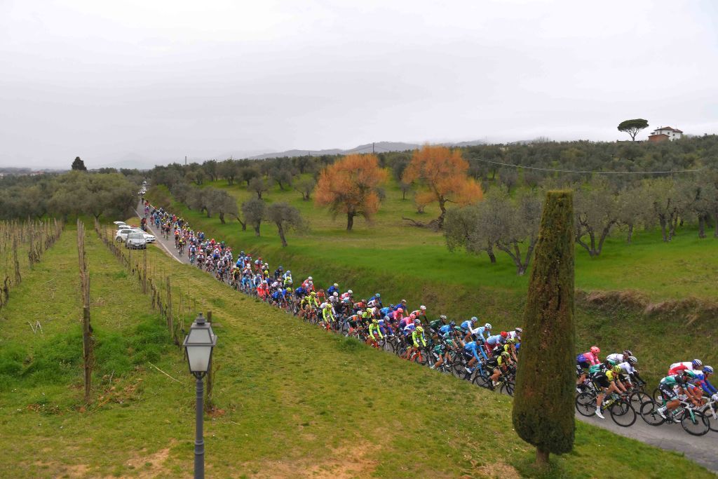 The peloton make their way through the Tuscan countryside