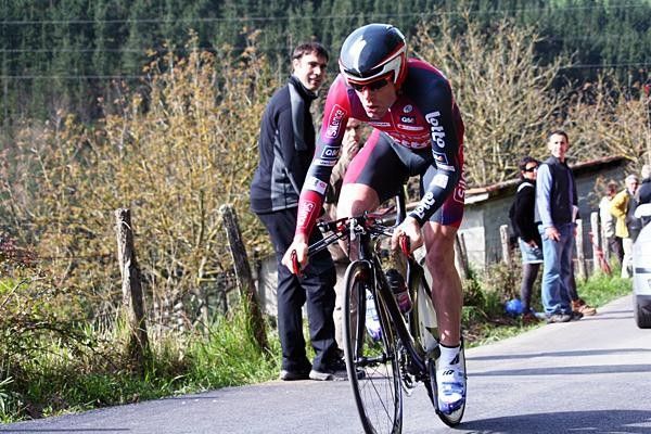 Cadel Evans (Silence-Lotto) continues