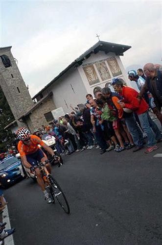 Samuel Sanchez (Euskaltel-Euskadi) crests the Ghisallo.