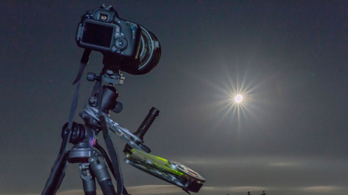 Camera on tripod and mount shooting night sky