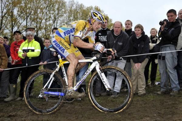 Bart Wellens gets encouragement from the crowd.
