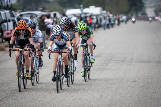 The break in the women's race has the peloton bearing down on it through the feed zone.